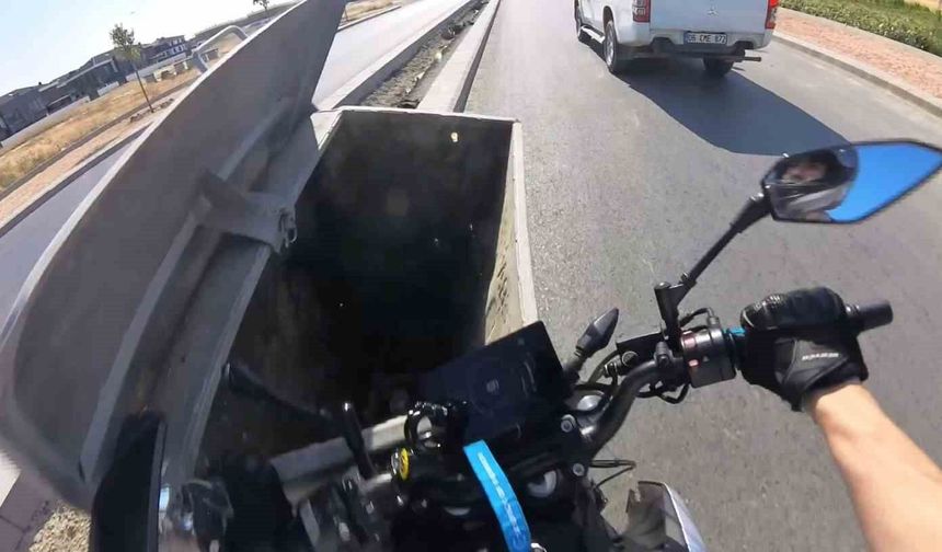 Önündeki aracı sollamaya çalışan motosiklet sürücüsü yola bırakılan çöp konteynerine çarptı