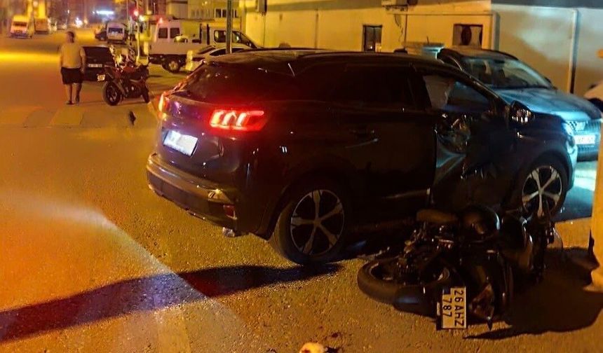 Sivrihisar'da otomobil ile motosiklet çarpıştı, 2 kişi yaralandı