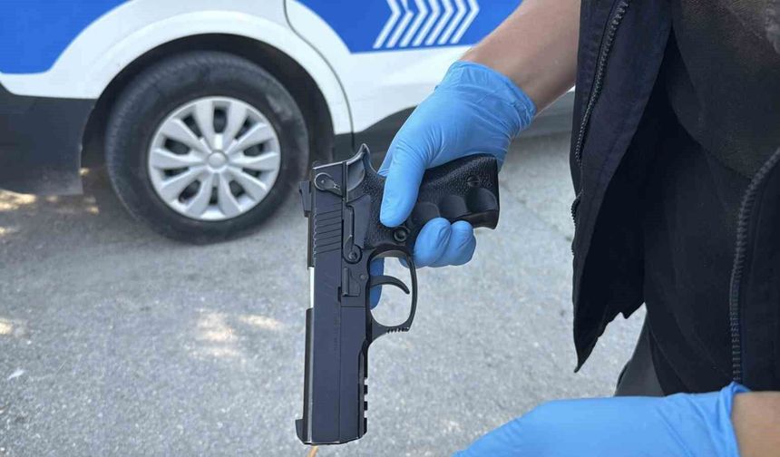 Sokak ortasındaki kavga sonrasında okulun önündeki çöp kutusunda tabanca çıktı