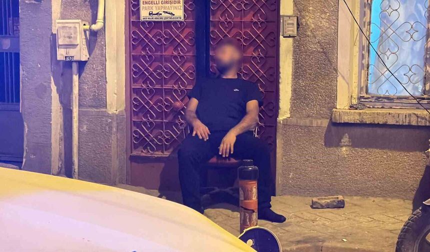 Sokakta sandalye üzerinde sızan şahıs polisi harekete geçirdi