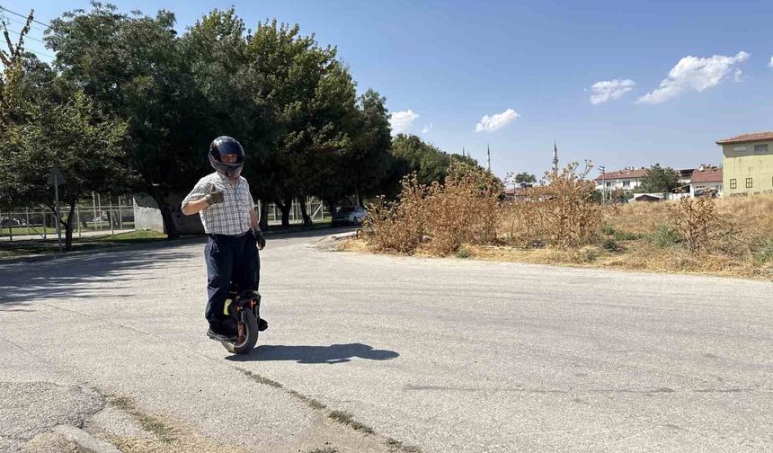 'Tek teker' üzerinde 4 bin kilometre gezen 60'lık delikanlıyı görenler şaşırıyor