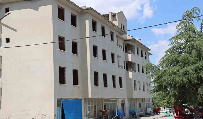 Terk edilen Günyüzü'ndeki eski belediye binası çocuklar için adeta tuzak