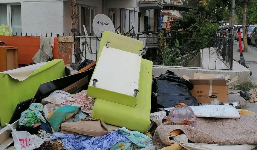 Yol kenarına bırakılan mobilyalar ve atıkların önüne geçilemiyor