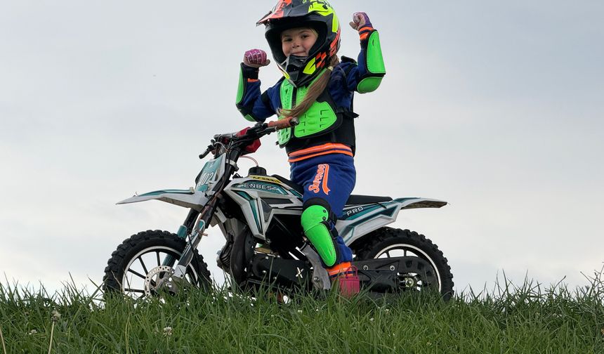 Minik İkra motosiklet ile tepeleri aşıyor, Zayn ile yarışmak istiyor