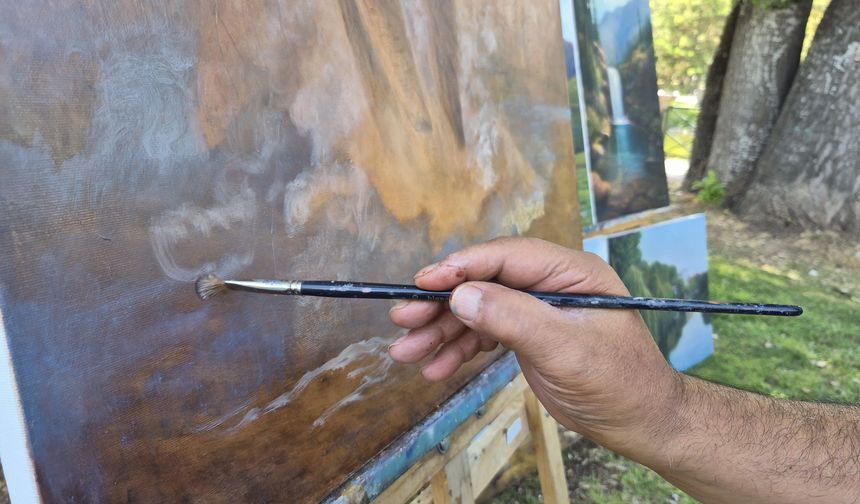 Sadece sergileri gezip resimleri inceleyerek ressam oldu
