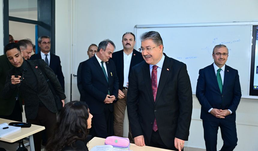 Vali Dr. Erdinç Yılmaz lise öğrencileriyle bir araya geldi