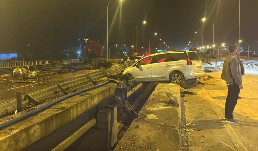 Tır ile otomobiller çarpıştı: 1 ölü, 7 yaralı