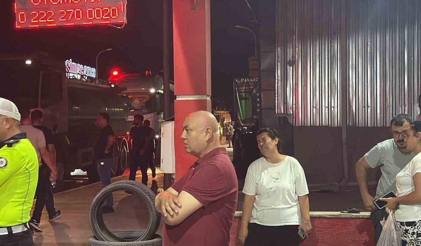 Alevlere teslim olan iş yerlerini gözyaşlarıyla izledi