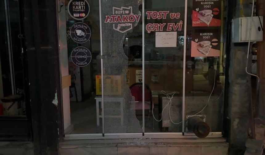 Alkollü şahıs dışlandığını düşündüğü çay ocağının camını kırdı