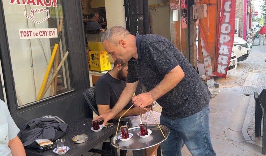 Dışlanma iddiasını reddeden çay ocağı çalışanı, 'Herkese kapımız açık'
