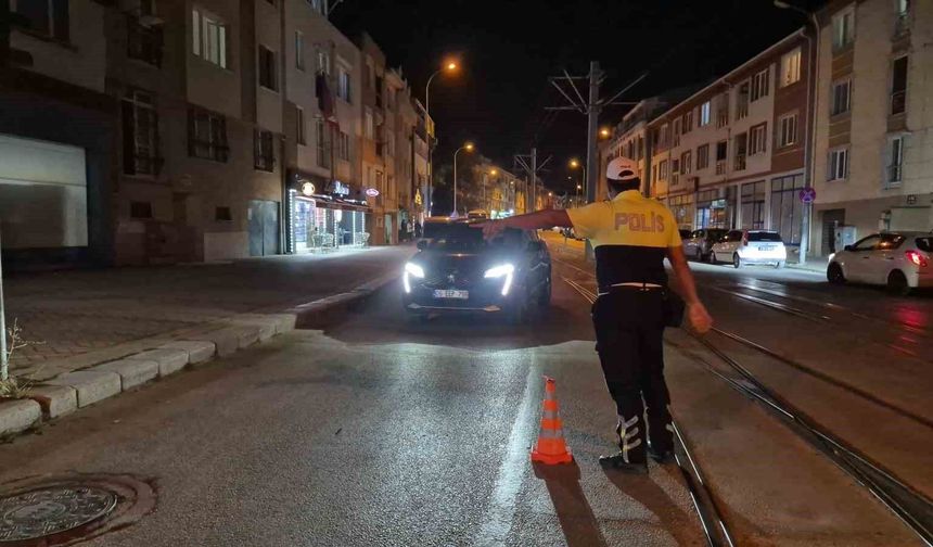 Eskişehir'de 25 polis ekibinin katılımı ile asayiş ve trafik uygulaması