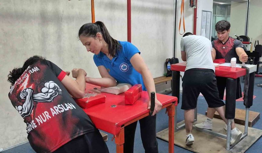 Eskişehir'de Gaziler Günü dolayısıyla bilek güreşi turnuvası yapıldı