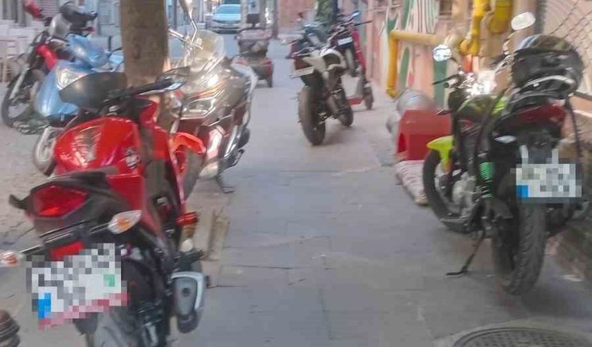 Eskişehir'de kaldırımlar motosiklet otoparkına döndü