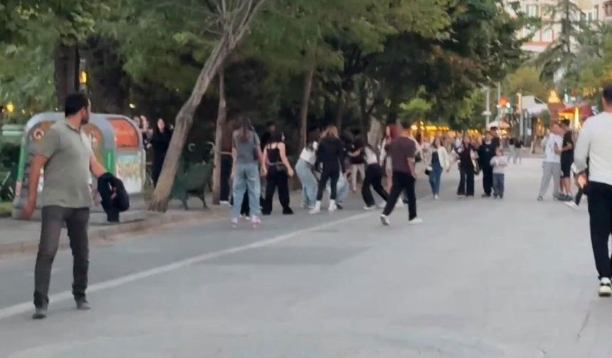 Eskişehir'de kız çocuklarının saç saça, başa başa kavgası