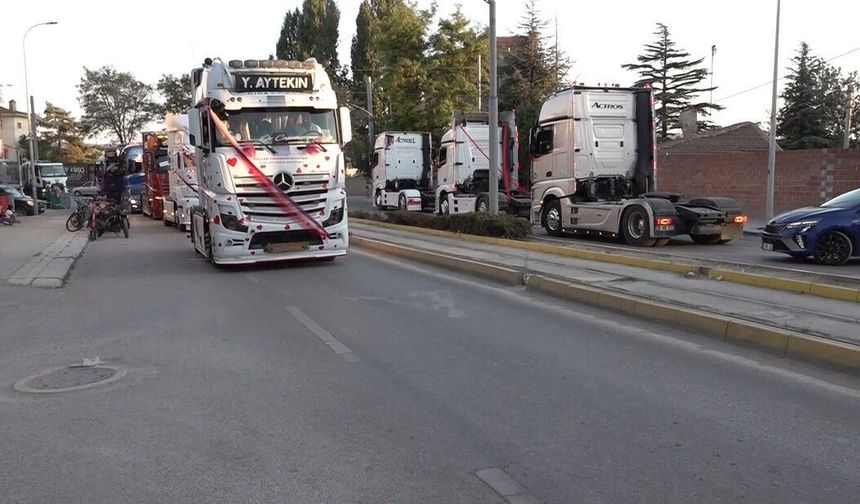 Evlenen yeğenine tır konvoyu sürprizi yaptı