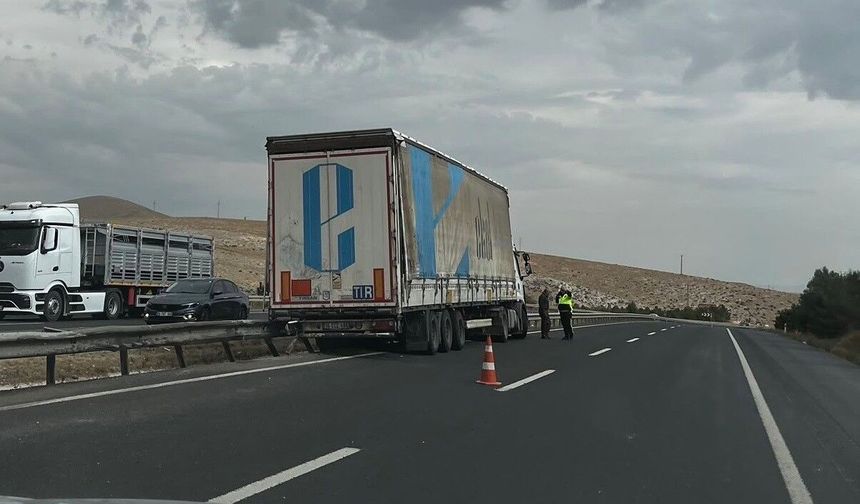 Sivrihisar'da tır bariyerlere çarptı: Şans eseri yaralanan olmadı