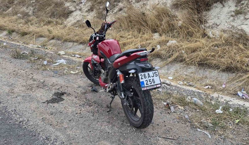 Tekeri kilitlenen motosikletten düşen sürücü yaralandı