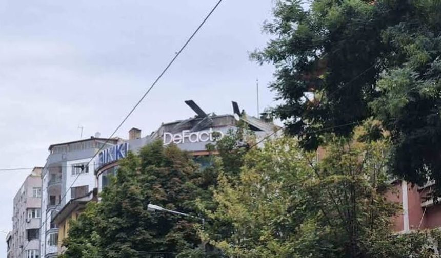 Eskişehir'de giyim mağazasının çatısında yangın çıktı