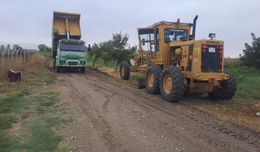 İnönü’de Tarla Yollarında İyileştirme ve İlçe Merkezinde Temizlik Çalışmaları Devam Ediyor