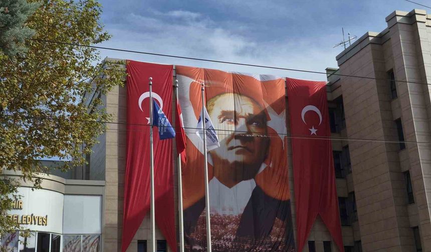 29 Ekim öncesi binalar dev Türk bayraklarıyla donatıldı