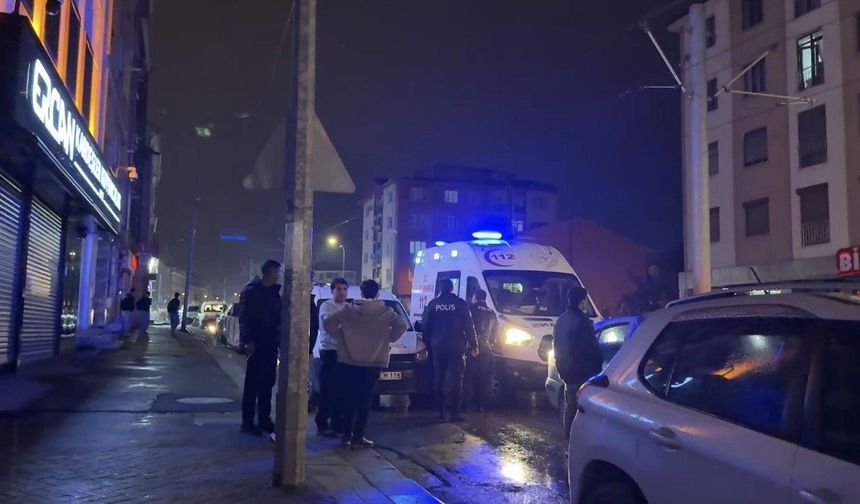 Alkollü şahıs apartman kapısının camını kırdı, ağır yaralandı