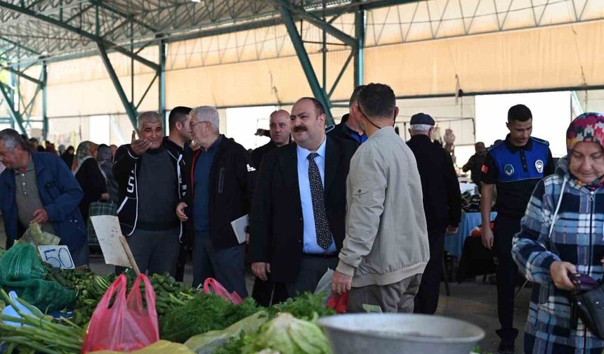 Başkan Hamamcı pazarda esnaf ve vatandaşlarla buluştu