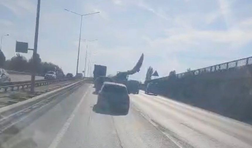 Dev rüzgar türbini kanadı trafiği yavaşlattı