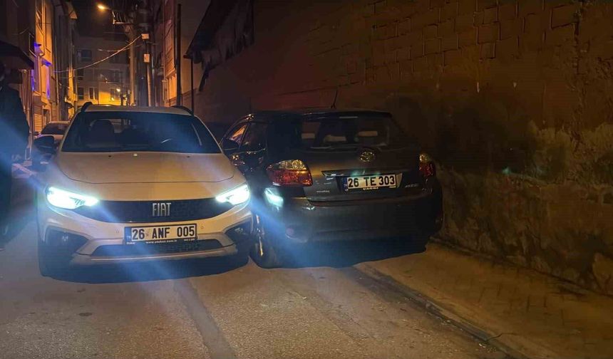 'Dur' ihtarına uymayıp polisin üzerine araç süren alkollü sürücü park halindeki araca çarptı