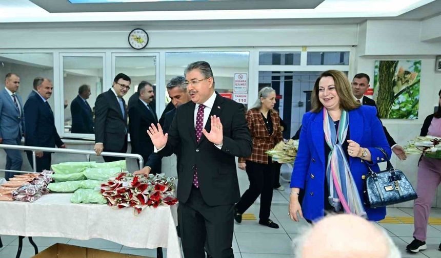 Eskişehir Valisi Dr. Erdinç Yılmaz ve eşi Şenay Yılmaz, Dünya Yaşlılar Günü'nde huzurevi sakinleriyle bir araya geldi