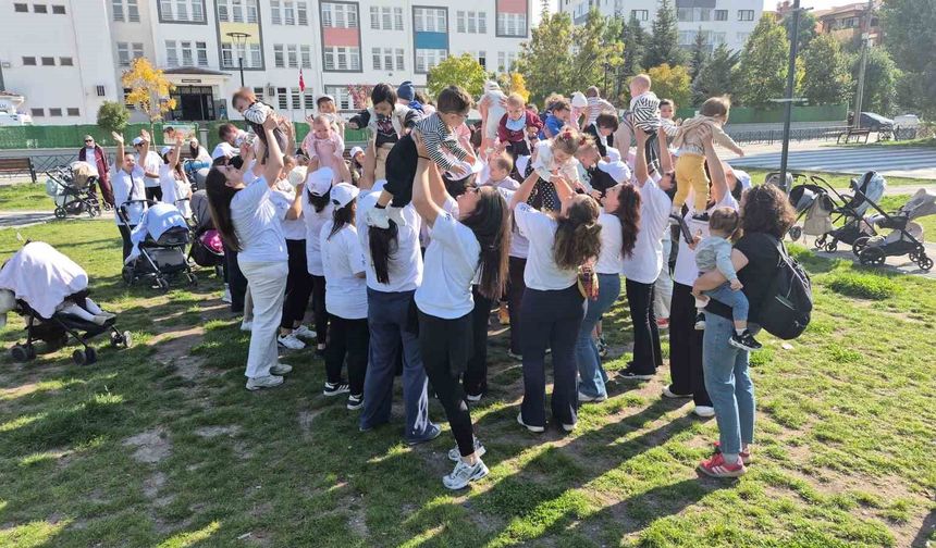 Eskişehir'de 75 anne aynı anda bebekleriyle birlikte egzersiz yaptı