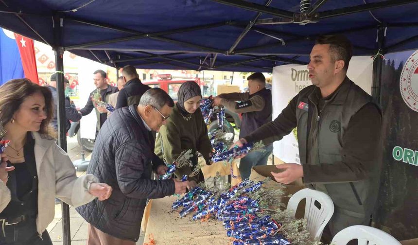 Eskişehir'de Cumhuriyet'in 103'üncü yılına özel bin 103 lavanta fidanı dağıtıldı
