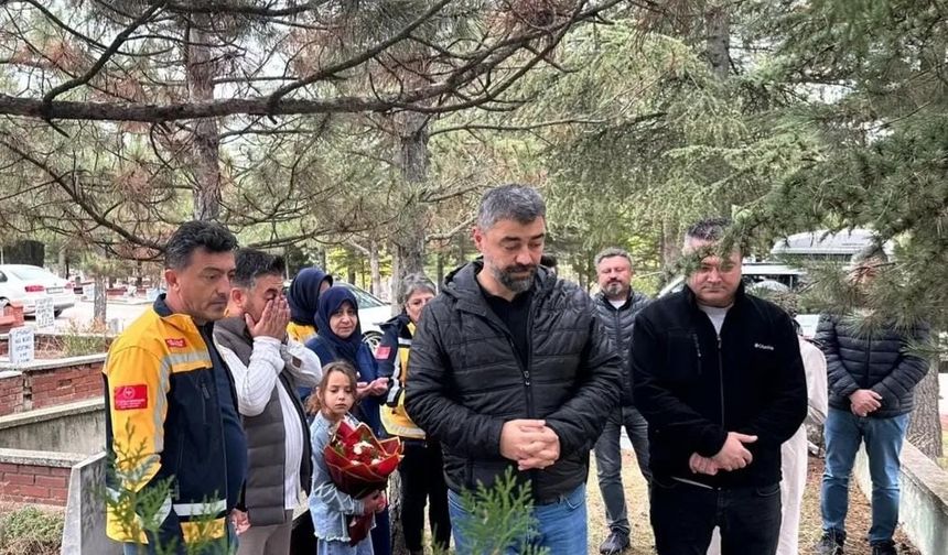 Eskişehir'de görev şehidi sağlık çalışanı kabri başında anıldı