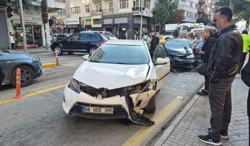 Eskişehir'de iki araç kafa kafaya çarpıştı