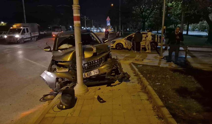 Eskişehir'de iki araç kavşakta çarpıştı: 3 yaralı