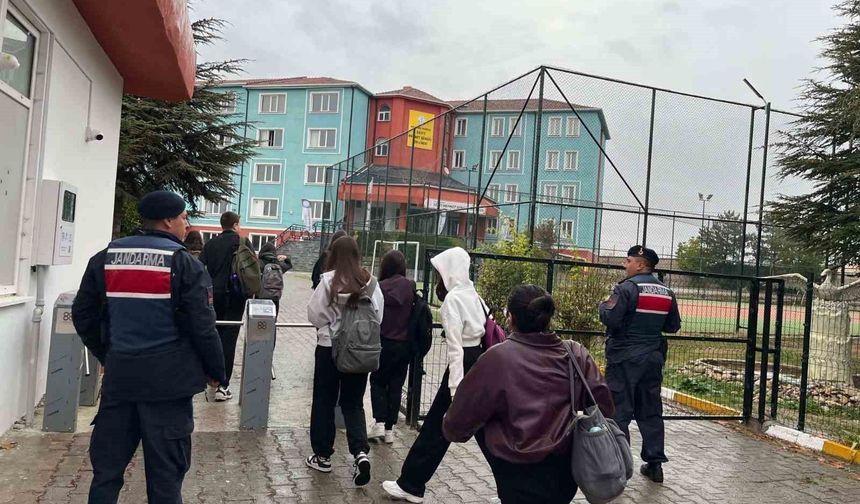 Eskişehir'de jandarmadan okul çevreleri ve servislere yönelik denetim