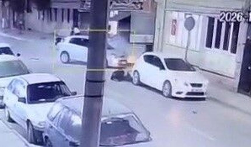 Eskişehir'de motosikletlinin yaralandığı feci kaza kamerada