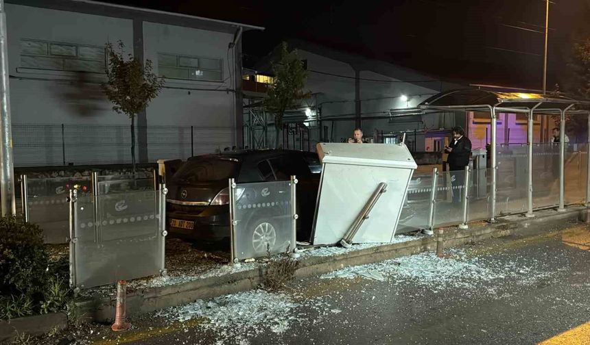 Eskişehir'de otomobil tramvay durağına daldı: 1 yaralı