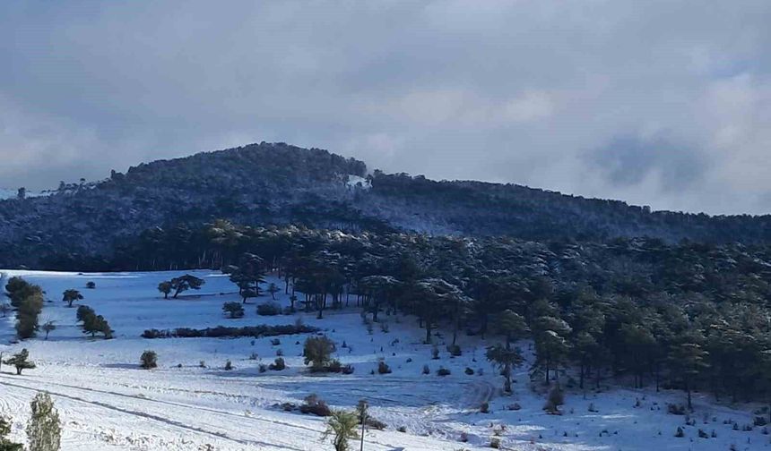 Eskişehir'in yüksek kesimlerine kar yağdı