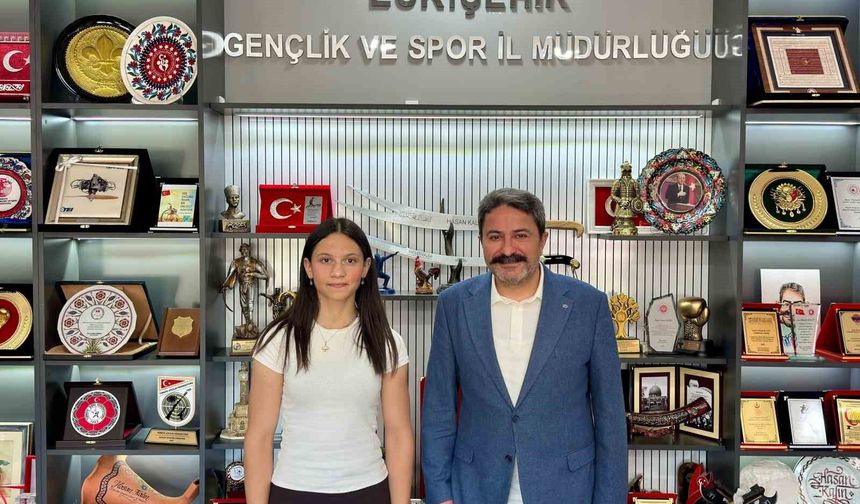 Eskişehirli öğrenci bilek güreşindeki başarısıyla Şampiyonlar Kampı'na katılmaya hak kazandı