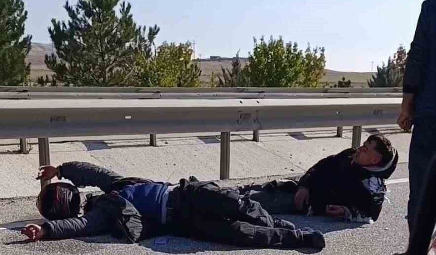 Kontrolden çıkan motosiklet orta refüje çarptı, 2 yaralı