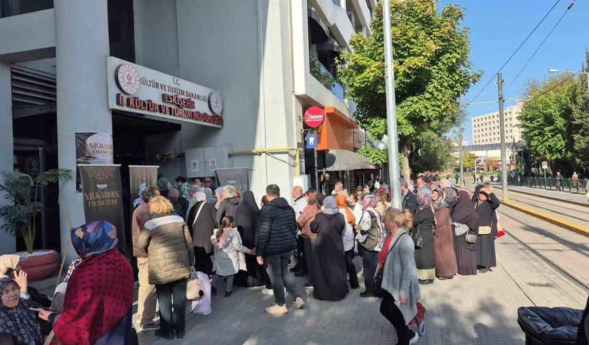 Mukaddes emanetleri görebilmek için metrelerce kuyruk oluşturdular