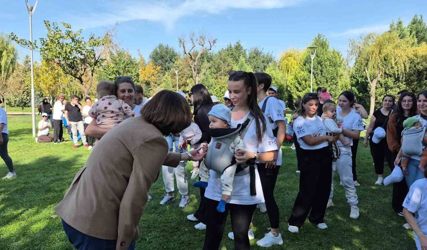 Parktan çıkarılan anneleri Ayşe Ünlüce ağırladı