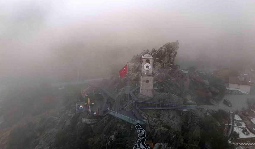 Sivrihisar'da etkili olan sis dağları kapladı