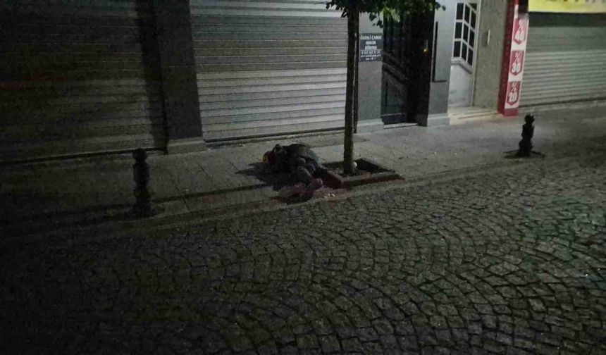 Sokak ortasında iki kez bayılan alkollü şahıs paniğe sebep oldu