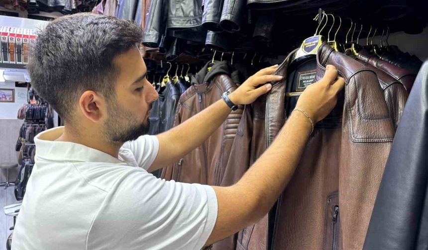 Sonbaharlı birlikte deri mont sezonu hareketlendi