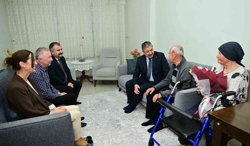 Vali Yılmaz'dan yaşlı vatandaşın evine anlamlı ziyaret