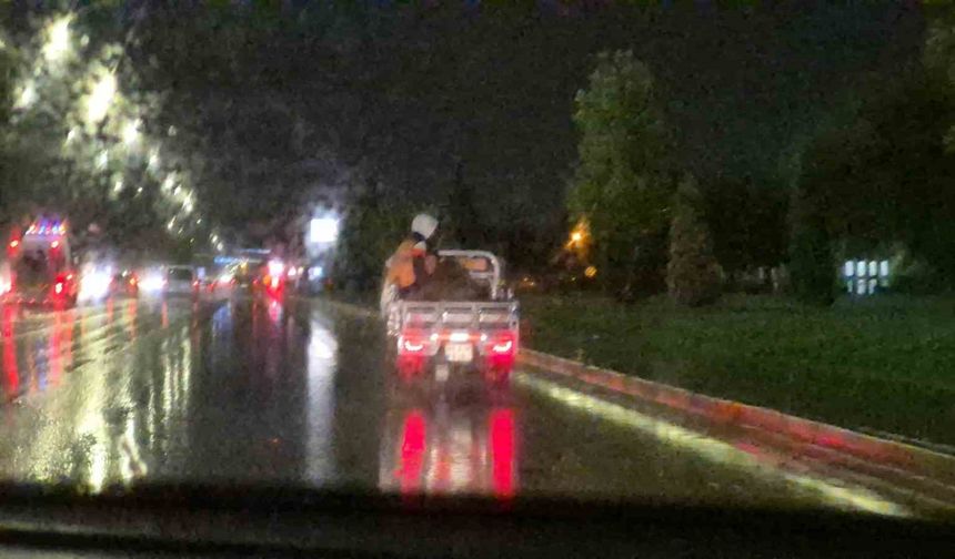 Yağmurlu havada motosiklet kasasında tehlikeli yolculuk kamerada
