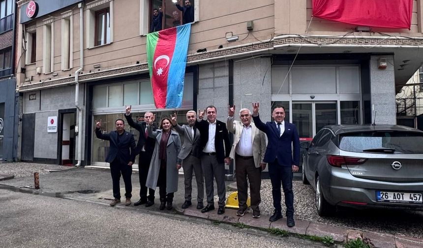 MHP Eskişehir İl Binasına Azerbaycan Bayrağı Asıldı