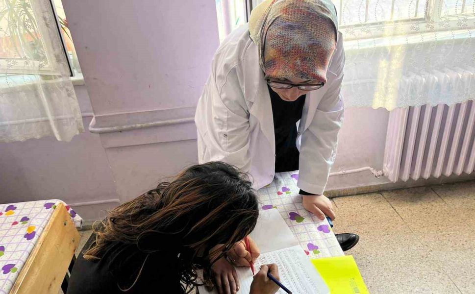 Sokakta dilenen ve okula gitmeyen 176 çocuk eğitime kazandırıldı