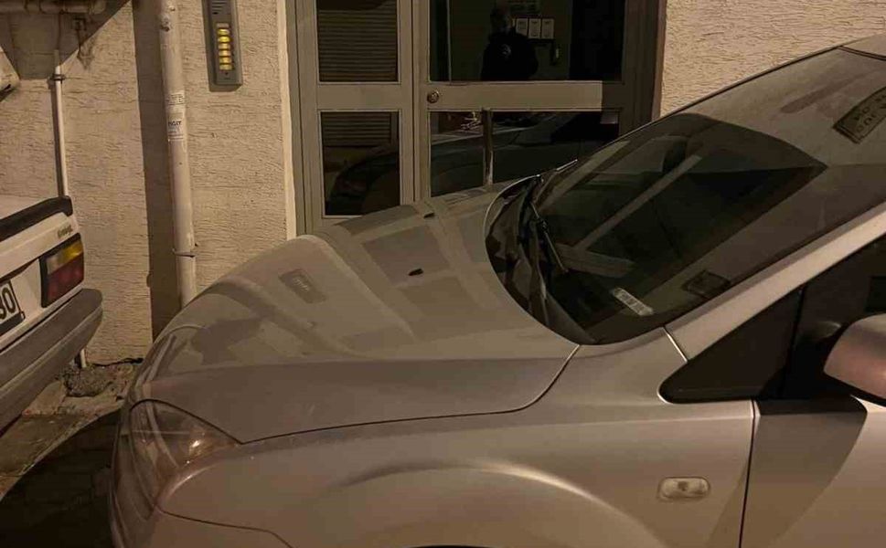 Apartman önüne park edilen araç yüzünden vatandaş evine giremedi